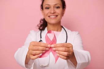 软焦点<strong>乳房癌症意识</strong>粉红色的丝带手模糊混合比赛女医生白色医疗外套孤立的彩色的背景10月世界一天战斗<strong>乳房癌症</strong>