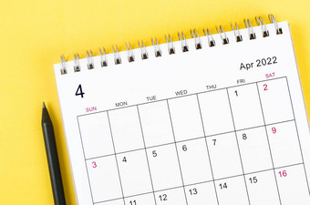 4月桌子上<strong>日历</strong>黄色的背景