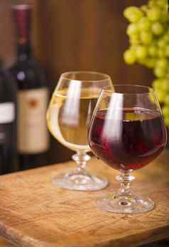 酒玻璃白色红色的酒葡萄木背景