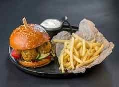 素食者食物快食物汉堡沙拉三明治薯条黑色的板黑色的背景