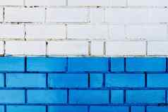 摘要垂直现代广场白色砖瓷砖墙纹理背景蓝色的颜色