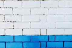 摘要垂直现代广场白色砖瓷砖墙纹理背景蓝色的颜色
