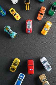 色彩斑斓的汽车玩具公寓说谎灰色的背景