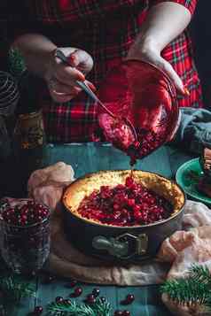 传统的自制的法国蛋糕小红莓服务绿色木表格烹饪过程