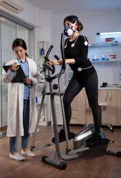 运动员跑步者女人穿医疗电极工作身体耐力