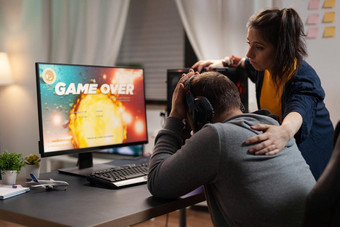 夫妇感觉伤心失去视频游戏玩