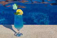 蓝色的环礁湖海滩鸡尾酒新鲜的柠檬站游泳池夏天热带鸡尾酒复制空间