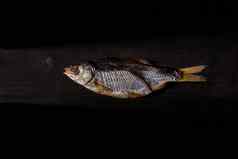 干不平稳的咸塔兰卡美味的clipfish木背景咸啤酒零食传统的保存鱼关闭