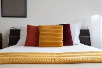 使床上现代整洁的床上<strong>晚上</strong>优雅的双床上特写镜头虚构的<strong>卧室</strong>酒店房间床上覆盖白色表枕头