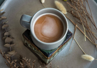 热橙色牛奶茶蓝色的陶瓷杯甜蜜的点心泰国牛奶茶陶瓷干花陶瓷板