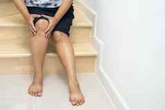 亚洲中年夫人女人病人秋天楼梯疼痛膝盖湿滑的表面复制空间