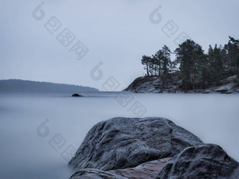 湖拉多加多云的一天石头水雾长曝光