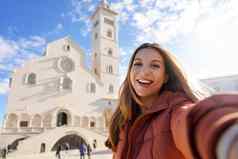 旅游女孩特拉尼采取自拍照片大教堂背景女孩需要肖像特拉尼阿普利亚意大利