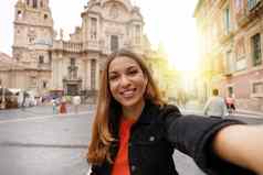 旅游女孩穆尔西亚采取自拍照片大教堂教堂圣玛丽城市景观背景女孩需要肖像穆尔西亚西班牙
