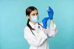 疫苗接种科维德医疗保健概念年轻的女人医生护士脸面具手套注射器疫苗拍摄站毙瑁背景