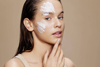 女人皮肤护理白色面具脸青年皮肤护理概念