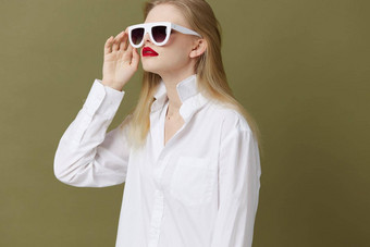 时尚女人白色衬衫太阳镜孤立的背景