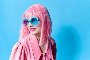 迷人的女人蓝色的眼镜穿粉红色的假发工作室模型不变的
