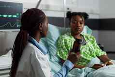 非洲美国医生医生站生病的病人持有流感药片瓶