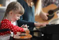 快乐孩子玩吉他学习首歌音乐的仪器