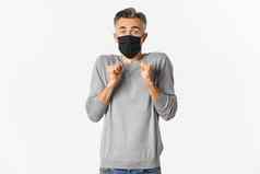科维德流感大流行社会距离概念图像害怕中年男人。穿黑色的医疗面具跳害怕可怕的白色背景