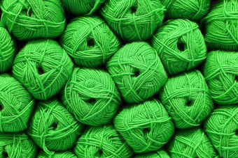 绿色球羊毛美丽的彩色的毛球羊毛纹理棉衣,纱自然材料针织有创意的的想法摘要Diy背景