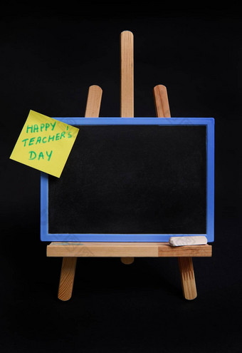 特写镜头木表格画架粉笔黑板上空空白空间文本粘贴请注意纸登记老师一天孤立的黑色的背景复制空间