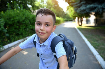 肖像英俊的学校男孩学校袋骑自行车孩子未来回来学校