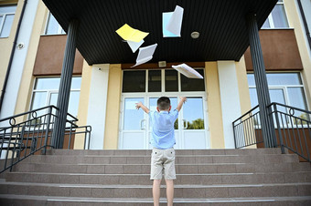 小学学生喜乐结束教训学校抛出手册笑微笑幸福的站楼梯背景学校机构后视图