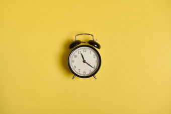 平躺报警时钟黄色的背景空间文本概念检查时间时间管理业务事件