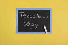 平躺黑板上登记老师一天黄色的背景空间文本