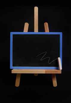 特写镜头工作室拍摄木表格画架粉笔黑板上空空白空间文本孤立的黑色的背景