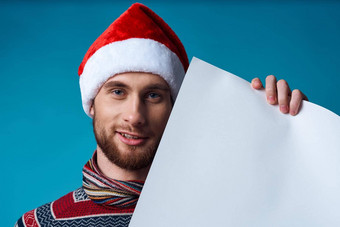 快乐的男人。圣诞节白色模型海报工作室摆姿势