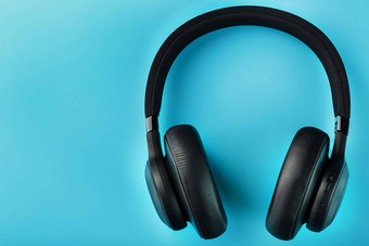 无线黑色的耳机蓝色的背景视图<strong>入耳</strong>式耳机玩游戏听音乐跟踪