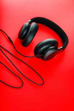 无线黑色的耳机红色的背景视图入耳式耳机玩游戏听音乐跟踪