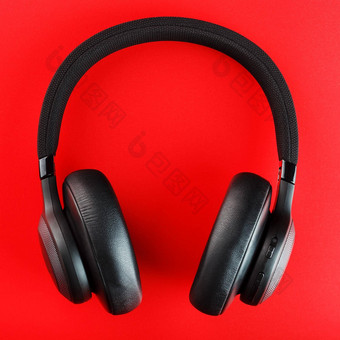 黑色的蓝牙耳机红色的背景前视图入耳式耳机dj