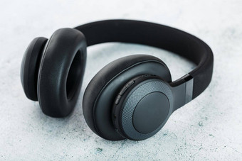 无线黑色的耳机灰色的石头背景入耳式耳机玩游戏听音乐跟踪