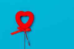 红色的心弓蓝色的背景爱情人节一天