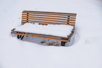 公园板凳上覆盖重雪孤独的木板凳上雪秋天降雪一天完美的圣诞节假期