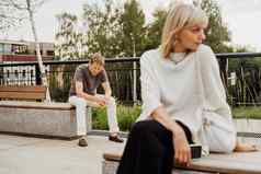 成熟的夫妇坏精神条件争吵在户外成人夫妇男人。女人克服焦虑障碍分手场景