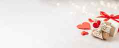 情人节一天横幅礼物现在盒子红色的弓心形状灯背景复制空间文本设计情人节一天礼物横幅圣诞节来自“一年生日概念