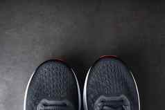 黑色的运行鞋子网黑色的鞋带特写镜头黑暗背景