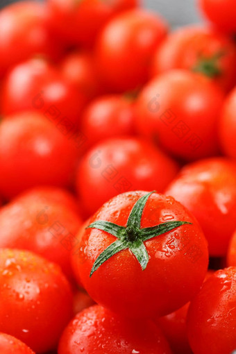 很多新鲜的成熟的西红柿滴露水特写镜头背景纹理红色的心绿色尾巴新鲜的樱桃西红柿绿色叶子背景红色的西红柿