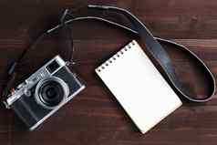 空白记事本页面现代相机经典风格黑暗棕色（的）木表格