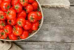 新鲜的红色的西红柿柳条篮子木表格成熟的多汁的樱桃西红柿滴水分灰色的木表格布粗麻布乡村风格