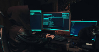 黑客罩坐在前面电脑屏幕黑客数据库