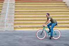 男人。太阳镜骑自行车城市城市通勤时尚的运输
