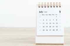7月桌子上日历表格