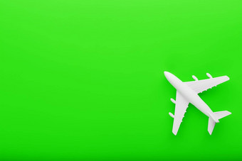 白色乘客<strong>模型</strong>飞机明亮的绿色背景<strong>免费</strong>的空间文本
