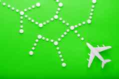 白色乘客飞机轨迹点路线地图孤立的明亮的绿色背景